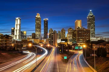 Foto op Plexiglas De skyline van het centrum van Atlanta tijdens het blauwe uur van de schemering © Robert Hainer