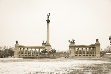 Fototapeta na wymiar Plac bohatera w Budapeszcie ze śniegiem