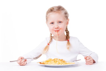 blondes Mädchen Nudel essen
