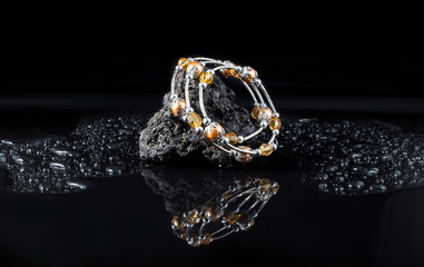 Gioiello bracciale con ambra e oro