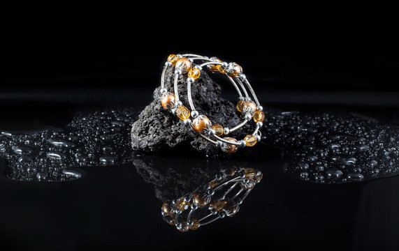 Gioiello bracciale con ambra e oro