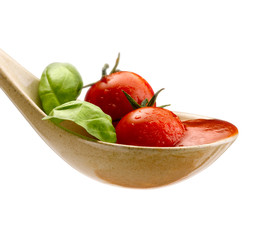 salsa di pomodoro su fondo bianco