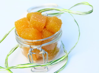 bocal de pâtes de fruits à l'orange,fond blanc