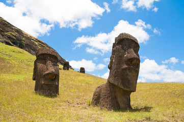 Moais en el volcán Rano Raraku, Isla de Pascua (Chile)