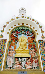 Fototapeta na wymiar Piękne malowidła i rze¼by szczegóły w Shanti Stupa