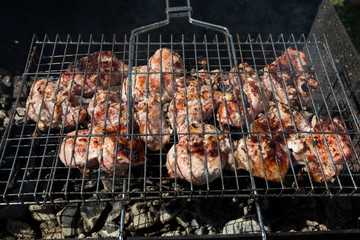 Мясо жарится в решетке гриль