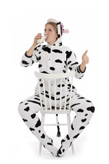 femme buvant de lait de vache