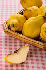 Cestino di mele cotogne