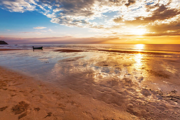 Obraz premium Tropical beach at sunset.