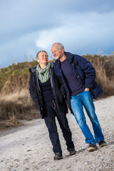 Obraz na płótnie Canvas älteres erwachsenes senioren paar am strand spazieren