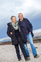 Obraz na płótnie Canvas älteres erwachsenes senioren paar am strand spazieren