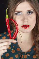 Frau mit Peperoni