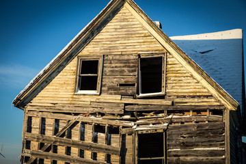 Abandon home in winter