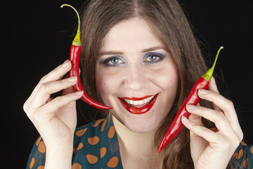 Frau mit Peperoni (symbolhaft telefonieren)