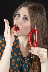 Frau mit Peperoni ä lecker geschmeckt