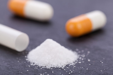 rot orange pillen kapseln medizin drogen wirkstoff