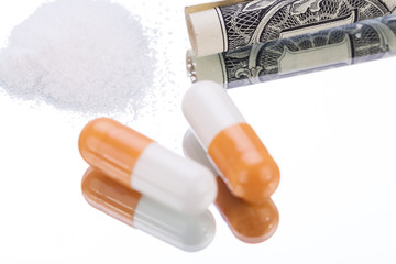 drogen tabletten kokain pillen rauschmittel auf dem tisch