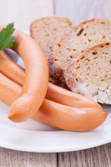 heisse wiener würstchen mit senf und dunklem brot