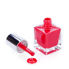 kleine glasflasche mit rotem nagellack offen mit tropfendem pins