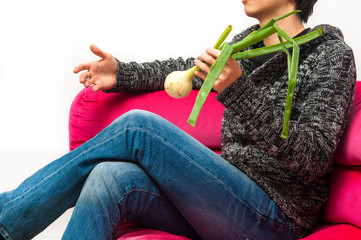 野菜を持ってソファーに座る男性