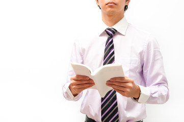 読書する男性