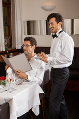 lachendes paar beim abendessen im restaurant am tisch