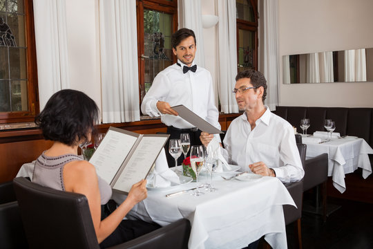 gl&uuml;ckliches erwachsenes paar im restaurant zum abendessen