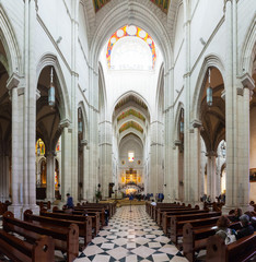 Fototapeta na wymiar Wnętrze katedry Almudena