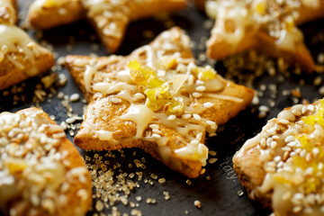 Gingerbread stars with white chocolate