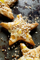 Gingerbread stars with white chocolate