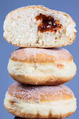 Drei Krapfen aufeinander gefüllt mit Marmelade