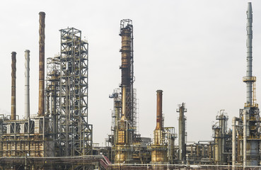 Obraz premium Installations of an oil and gas refinery