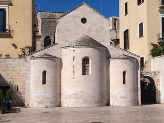 Fototapeta na wymiar Kościół w Ferrarese Square, Bari, Włochy.