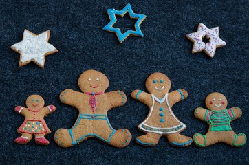 Fototapeta na wymiar Gingerbread family