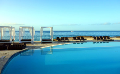 Piscine,transats et paillote en bord de Mer des Caraïbes