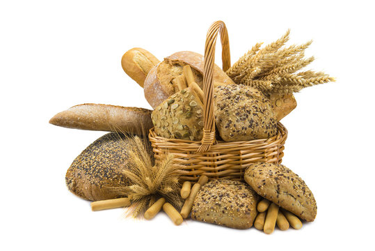 Cesta con diferentes clases de pan y cereales sobre fondo blanco