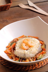Pescado con gambas y verduras