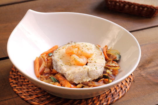 Pescado con gambas y verduras