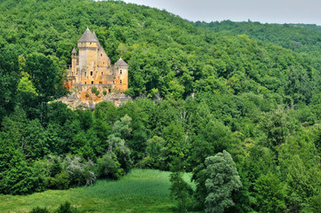 Fototapeta na wymiar Francja, malowniczy zamek Laussel w Dordogne