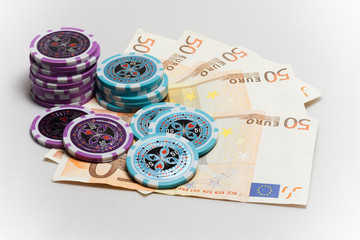 Pokerchip auf Euro Geldschein
