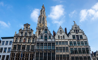 Fototapeta na wymiar Rynek i wieża katedry Najświętszej Marii Panny w Antwerpii