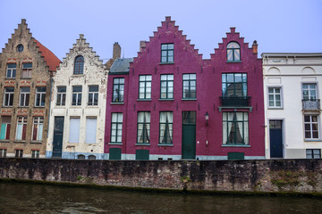 Fototapeta na wymiar Domy wzdłuż kanałów w Brugii, Belgia