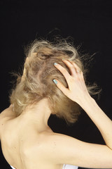 Blonde Frau mit schulterlangem Haar im Wind