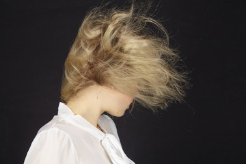 Blondhaarige Frau im Wind
