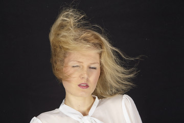 Blondhaarige Frau im Wind