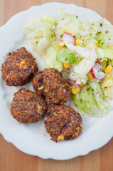 Frikadellen mit Salat