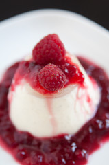 Panna Cotta mit Himbeeren