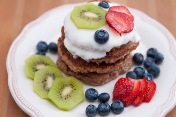 Vollwert Pancakes mit Früchten
