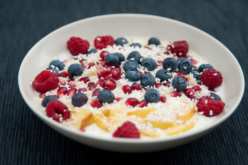 Joghurt mit Beeren und Amaranth