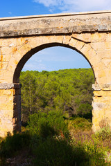 Fototapeta na wymiar arch of antique roman aqueduct